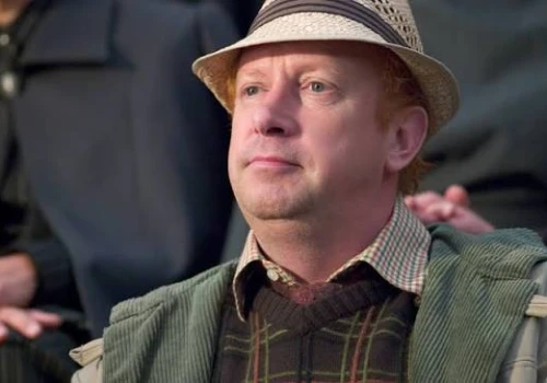 Artur Weasley, Jęcząca Marta i Colin Creevey obsadzeni. Serial 