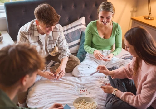 Pamiętasz takie wieczory? Pokolenie Z właśnie odkrywa je na nowo