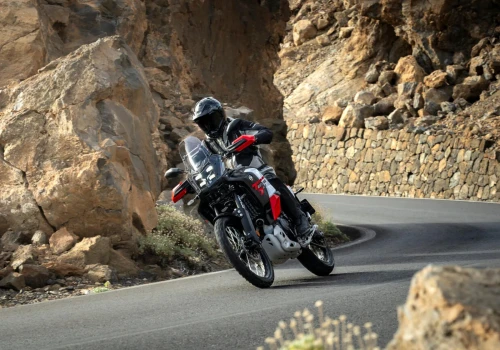 Kufry, Akrapovič czy miękkie sakwy? Yamaha pozwala wybrać charakter