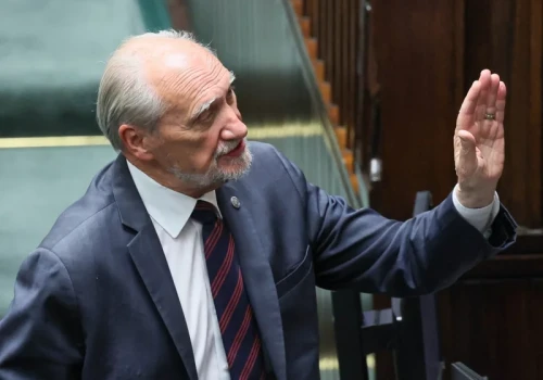 Macierewicz tłumaczy się po miesięcznicy. „Nie chodzę z żadnymi pistoletami”