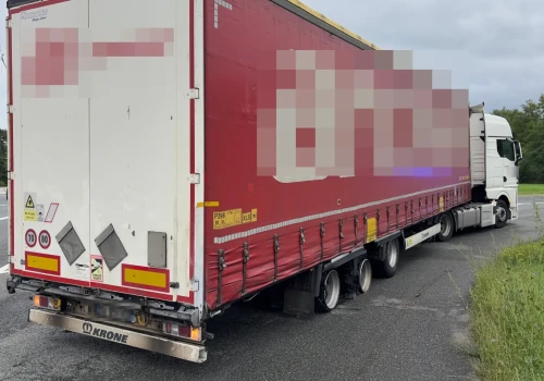 Efekty alkoholu: 10 kilometrów po autostradzie z rozerwanymi oponami na dwóch osiach