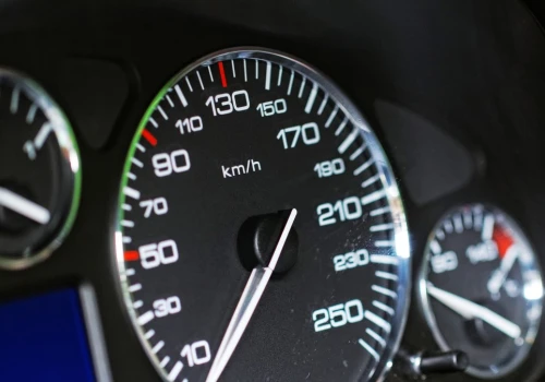 Przekroczenie prędkości o 10 km/h. To już mandat czy pouczenie?