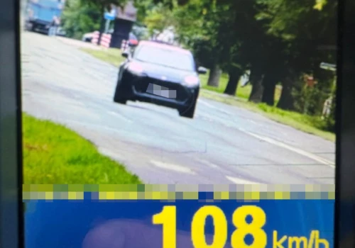 Pędził 108 km/h w rejonie szkoły. Policjanci zatrzymali 75-latka