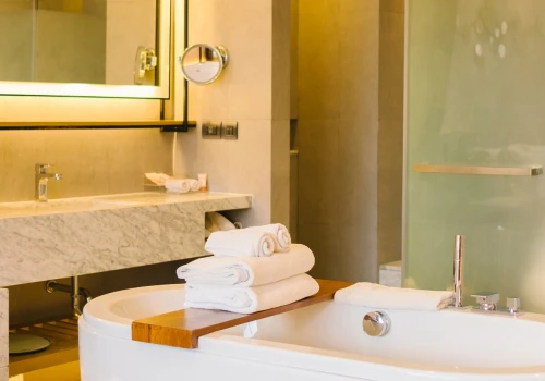 Łazienka może wyglądać jak hotelowe SPA. Sekret tkwi w dobrze dobranym oświetleniu
