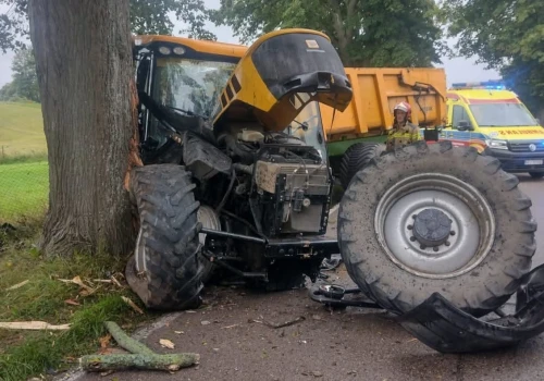 Ciągnik uderzył w drzewo. Droga jest zablokowana