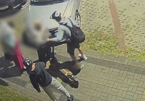 Wjechał hulajnogą w samochód na Cieplińskiego i uciekł. Policja publikuje wizerunek