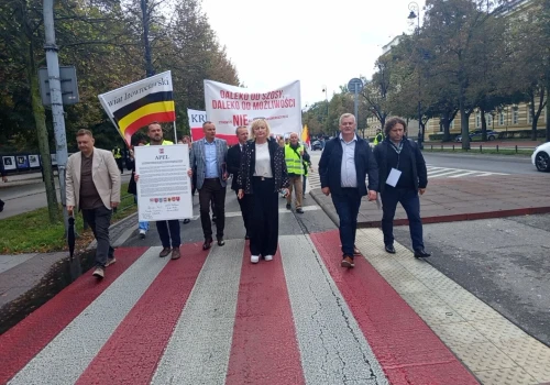 Kilka autokarów przyjechało pod Kancelarię Premiera. Powodem walka o drogi