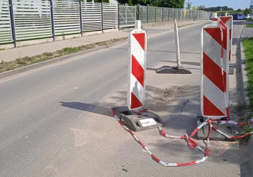 Pat na Osiedlu Bukowym. Zapadnięta jezdnia na Zielonego Dębu drugi miesiąc czeka na naprawę