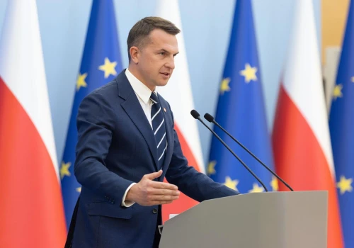 Nawrocki vs wzrost cen paliw. Surowsze kary za łamanie przepisów na przejazdach kolejowych