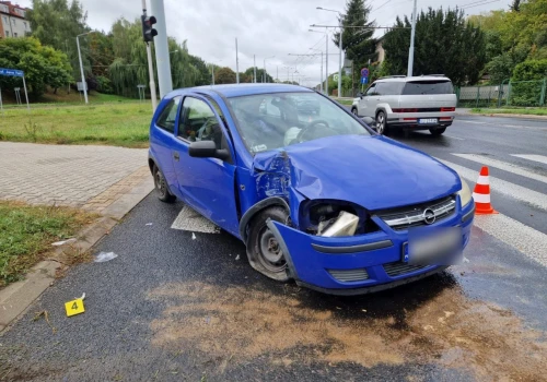 Na rondzie Opel wpadł w poślizg i uderzył w słup. Dwie osoby trafiły do szpitala