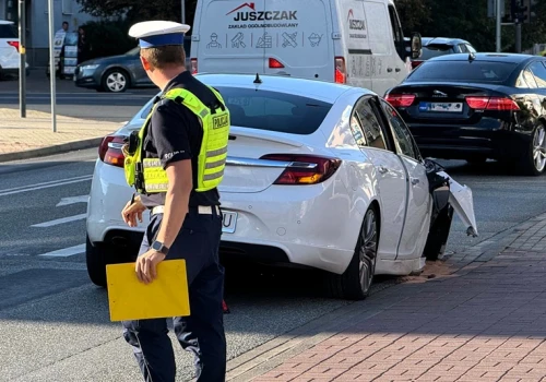 Kolizja na ul. Polnej. Pijana 34-latka uderzyła w zaparkowany pojazd. Jechała z synkiem