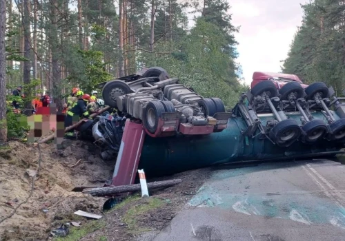 Tragiczny wypadek. Ciężarówka przygniotła samochód