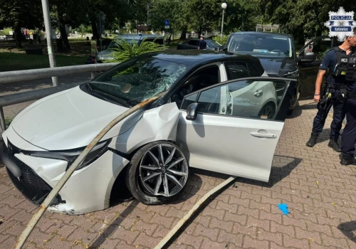 Katowice: Uciekał przed policją z 5-metrowym metalowym elementem wbitym w auto. 46-latek stanie przed sądem
