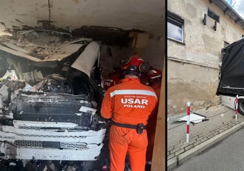 Zobacz, jak strażacy ratowali kierowcę tira, który wbił się kabiną w dom w Jaworze