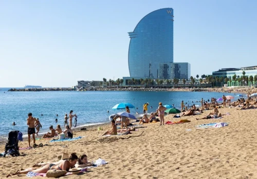 Śpią na plaży zamiast w hotelu. „Organizujemy zmiany wartownicze”