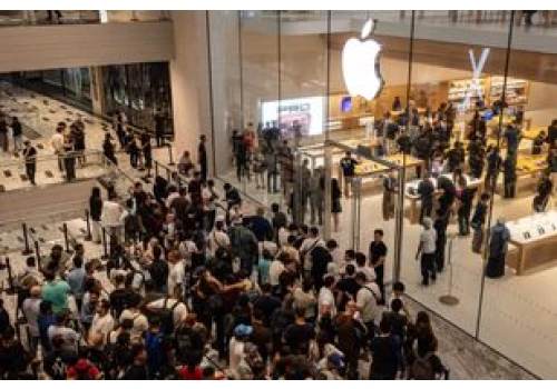 iPhone 18 Pro i 18 Pro Max już w sklepach. Tłumy pod Apple Store