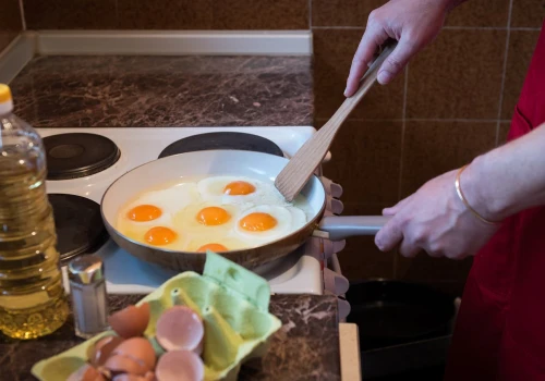 Kardiolog nigdy nie smaży jajek na tym oleju. Cholesterol może po nim wystrzelić