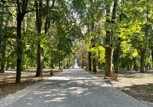 Ławki Mistrzów Kryminału w Parku Saskim