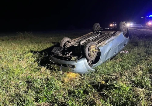 Dachowało auto. Dwie osoby trafiły do szpitala