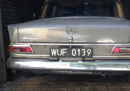 Z garażu wyjechał stary Mercedes. Jest od nowości w Polsce i ma niezwykłą historię