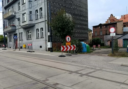 Od miesięcy zamknięty chodnik przy Szymanowskiego. Piesi muszą schodzić z trasy