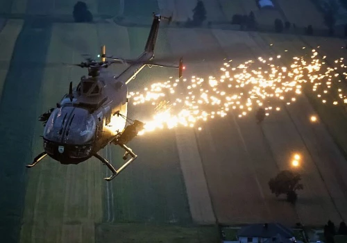 Nocne Airshow w Krośnie już w niedzielę. Samoloty, skoczkowie i pirotechnika
