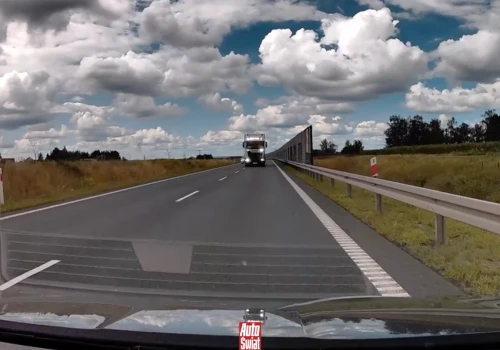 Tir wyprzedzał na trzeciego. Drugi kierowca musiał 