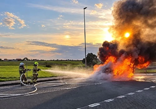 Samochód spłonął na autostradzie A2 w Lądku. Z pojazdu pozostał wrak