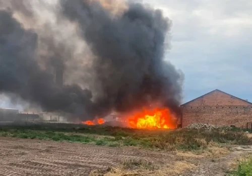 Wielki pożar! Płonęły samochody, palety i tony papieru