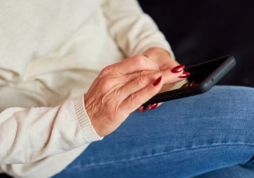Widzisz taką kropkę na ekranie telefonu? Nie ignoruj jej. Ktoś może cię właśnie podsłuchiwać