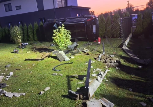 Auto wypadło z drogi i dachowało na prywatnej posesji