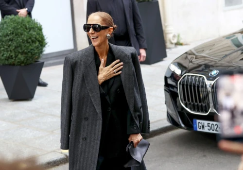 Céline Dion zdjęła buty i weszła na samochód. Tłum dosłownie oszalał