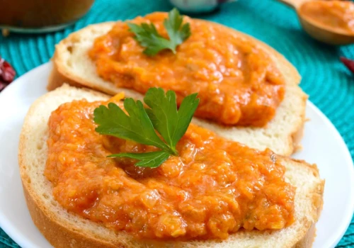 Bałkańska pasta z pieczonej papryki. Wędzony aromat to strzał w dziesiątkę