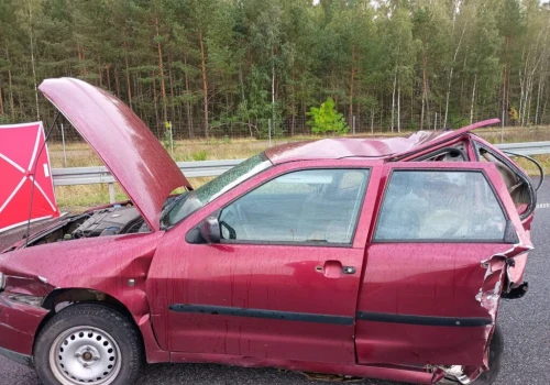 Śmiertelny wypadek na trasie S8! Kierujący Mercedesem wjechał w tył Seata i odjechał z miejsca zdarzenia, próbował uciec pieszo