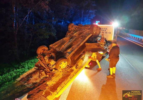 Dwie osoby trafiły do szpitala. Na DK86 w Tychach dachował samochód