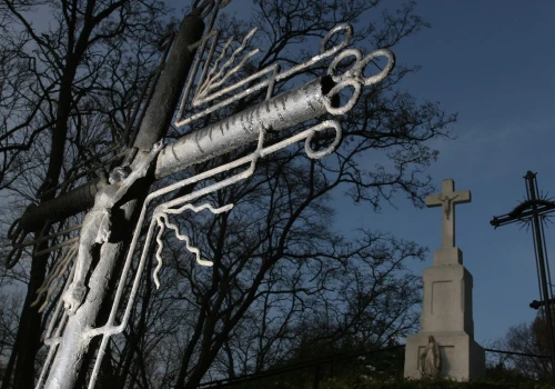 Krzyż obok krzyża, między nimi drzewa. Nie spoczywają tu jednak zmarli