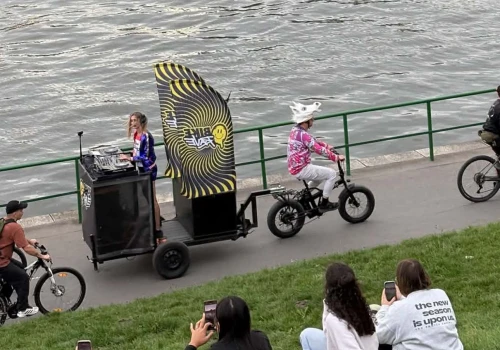 DJ-ka na platformie, rowery i muzyka. Tak wyglądał Bike Rave w Krakowie