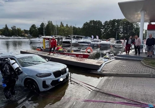 BMW X3 zatonęło w Jeziorze Zegrzyńskim. Spędziło pod wodą około 13 godzin