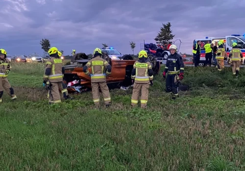 Skoda dachowała, kierowca zabrany do szpitala