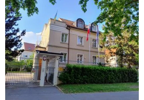 Wypadek w Lublanie. Naczelnik z MSZ wypadł przez okno. Walczy o życie