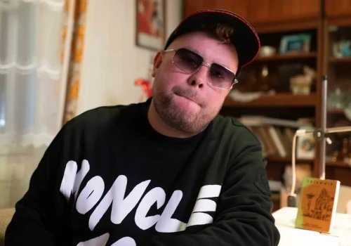 Syn Onara przedstawia się raperom jako „Młody O”