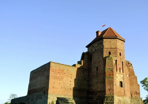 Miała przewiercić cegłę palcem. Tragiczna legenda zamku pod Warszawą