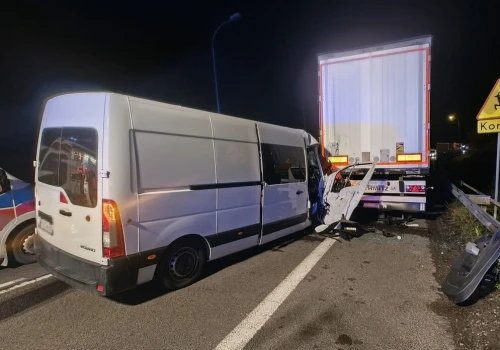Bus uderzył w naczepę ciężarówki w Hrebennem. Dwie pasażerki trafiły do szpitala
