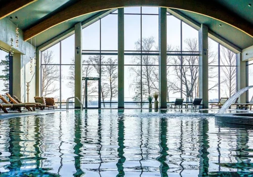 To jeden z najlepiej ocenianych resortów nad jeziorem. Trudno o lepszy adres