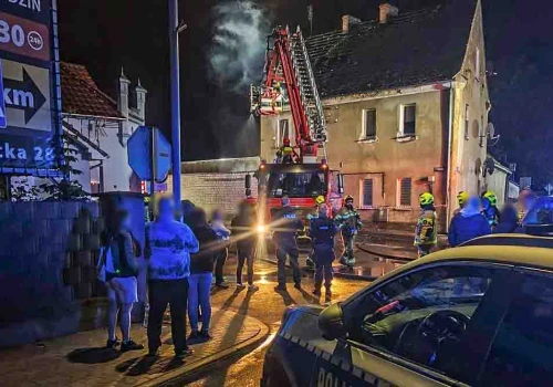 Pożar kamienicy. Ewakuowano pięć osób
