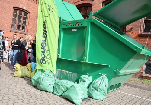 240 kg śmieci zebrali uczniowie w Szczecinie. Posprzątali okolice swojej szkoły