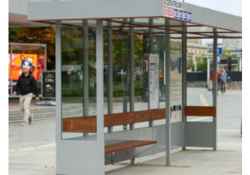 Wiata z lat 70. stanęła na przystanku pod dawną Cepelią w Warszawie