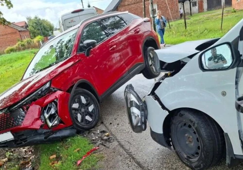 Dwie osoby trafiły do szpitala po zderzeniu Omody i Forda