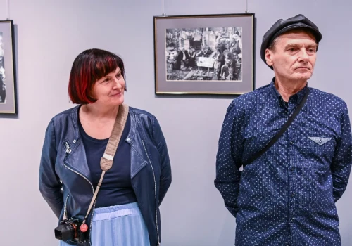 „Portret Romów od wnętrza”. Artur Pawłowski pokazuje świat, który obserwował z aparatem