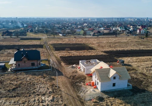 Koniec z budowaniem domu na własnej ziemi. Prawnicy radzą właścicielom, co robić